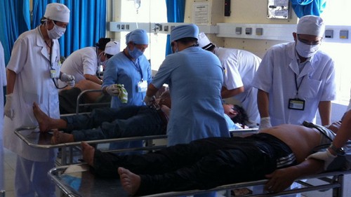 Các bác sỹ, y tá đang cấp cứu nạn nhân trong vụ tai nạn. Ảnh: Bệnh viện Đa khoa khu vực Cam Ranh cung cấp)