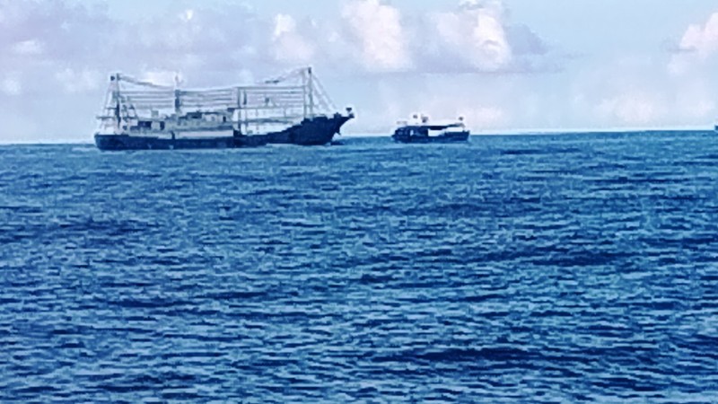 Tàu vỏ sắt Trung Quốc to lớn đang cố tình đâm tàu cá ngư dân Việt Nam (Ảnh do ngư dân cung cấp).