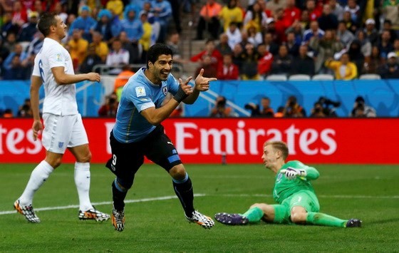 Tài năng của Suarez đang dần bị che lấp bởi những hành vi xấu - Ảnh: Reuters 
