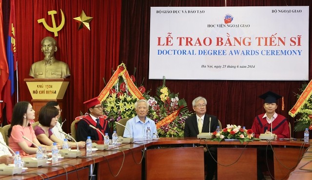 Nguyên Phó Thủ tướng Vũ Khoan (áo trắng) và Đại sứ Hàn Quốc tại Việt Nam Jun Dae Joo (bìa phải) chúc mừng ngài Công sứ kiêm Tổng lãnh sự Park Noh Wan (bìa trái).