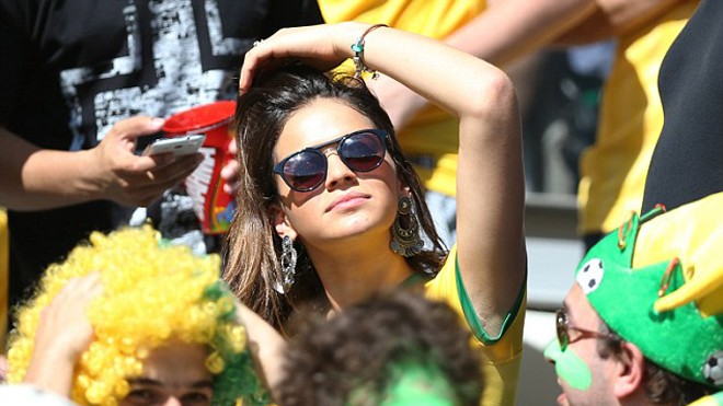 Diện áo đấu Brazil, bạn gái Neymar 'thiêu đốt mọi ánh nhìn'