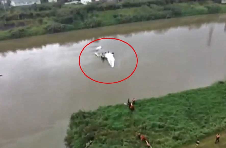 Clip máy bay Đài Loan gặp nạn, chìm trên sông