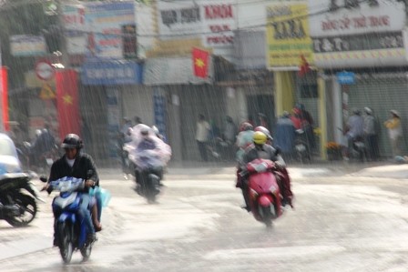 Cơn mưa trái mùa khá lớn bất ngờ xuất hiện chiều mùng 1 Tết ở Sài Gòn khiến nhiều người đang du xuân bị ảnh hưởng.