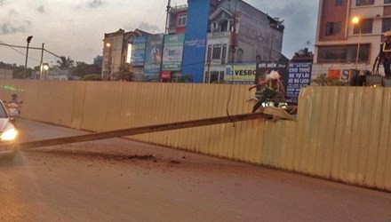 Sự cố rơi thanh sắt xuống đường vào tối ngày 10/5. Ảnh: Nguyễn Thành Công.