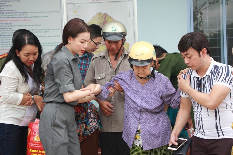 Ca sĩ Trà Ngọc Hằng đã tham gia giúp đỡ người dân trong buổi khám bệnh.