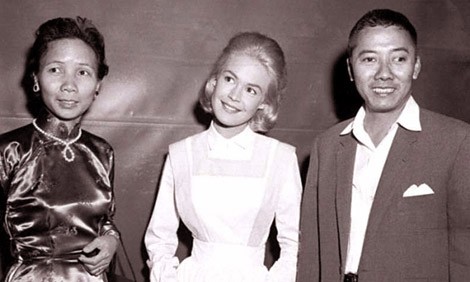 Trung tá Phạm Ngọc Thảo cùng phu nhân chụp ảnh với diễn viên Sandra Dee tại Mỹ năm 1962.