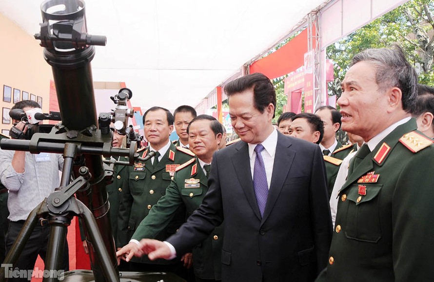 Thủ tướng Nguyễn Tấn Dũng và các tướng lĩnh quân đội tham quan khu trưng bày, triển lãm các mô hình, sáng kiến cải tiến vũ khí, khí tài tại đại hội, sáng 1/7.