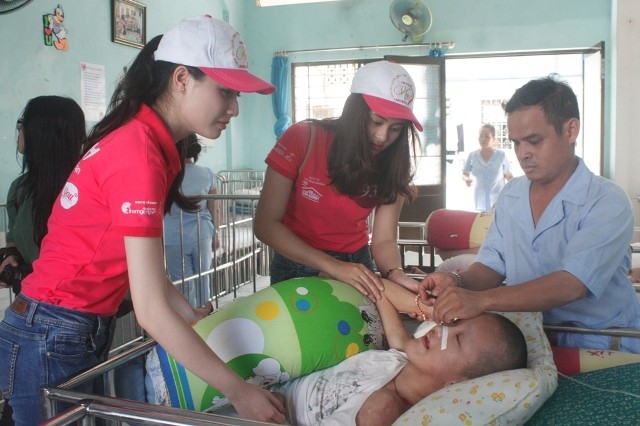 Nữ sinh duyên dáng rớt nước mắt khi thăm làng trẻ SOS