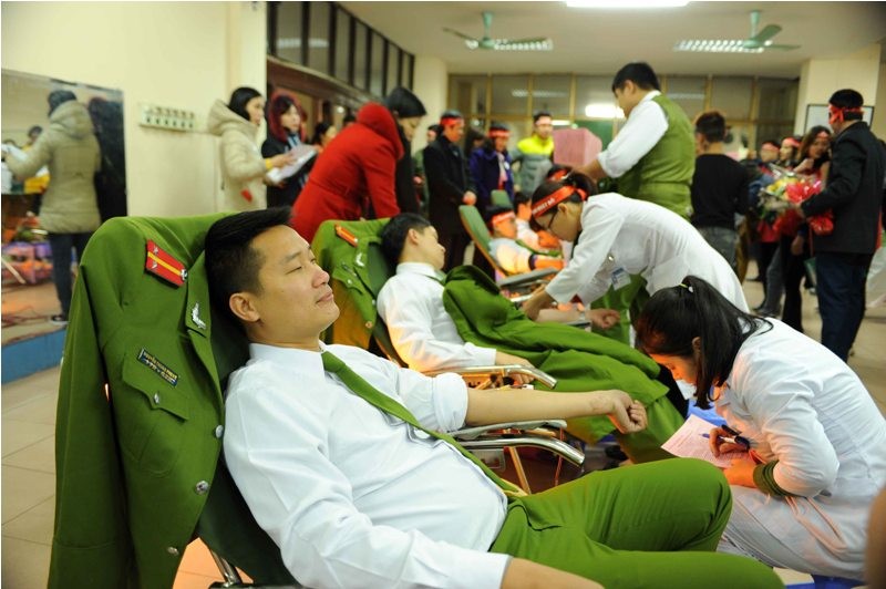 Bất chấp rét lạnh, rất đông thanh niên đã tới hiến máu trong Ngày Chủ Đỏ tổ chức ở Quảng Ninh