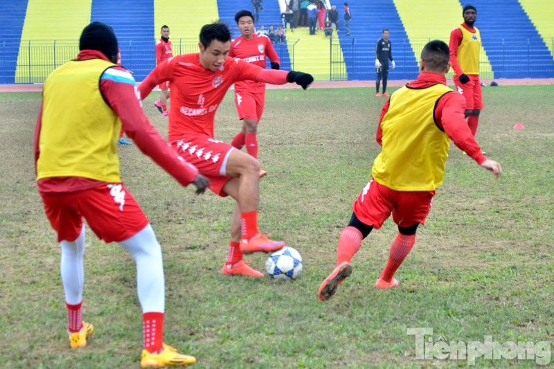 Chiều 29/1, các cầu thủ B.Bình Dương có buổi tập luyện trên sân Thanh Hóa khoảng 30 phút trước khi diễn ra trận Siêu cúp quốc gia 2015.