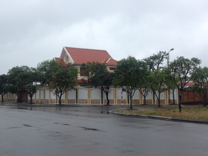 Ngôi biệt thự mà ông Lê Phước Hoài Bảo sinh sống tại khu phố mới Tân Thạnh, TP Tam Kỳ bị hai đối tượng đột nhập bắt trộm chim chào mào.