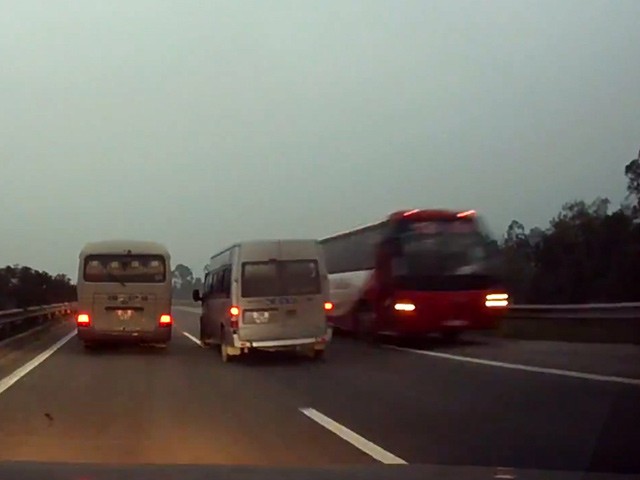 Chiếc ô tô khách ngang nhiên đi ngược chiều trên cao tốc Nội Bài - Lào Cai.