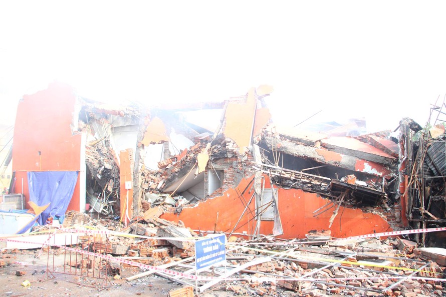 Toàn bộ tường gạch, mái tôn của siêu thị trên đường Giải Phóng bị đổ sập hoàn toàn, chôn vùi nhiều tài sản bên trong.