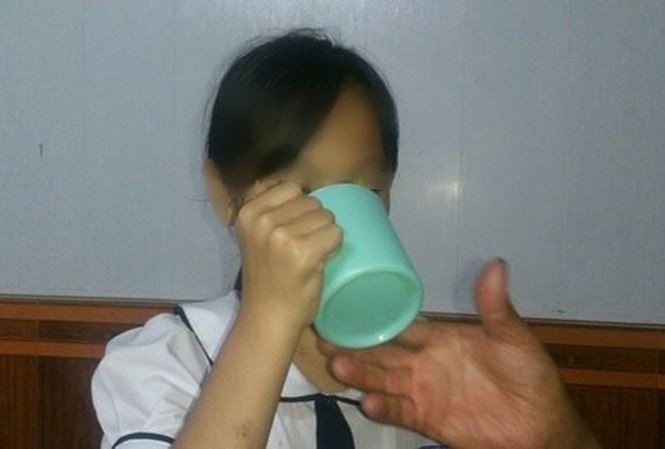 Học sinh bị cô giáo phạt uống nước vắt từ giẻ lau bảng.