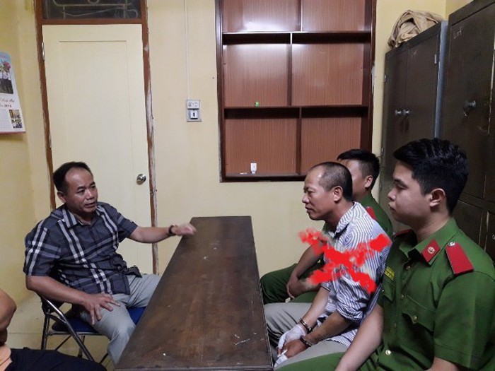 Đại tá Nguyễn Thanh Tùng - Phó giám đốc Công an TP Hà Nội (bên trái), đấu tranh với đối tượng Nguyễn Văn Đông (dấu X màu đỏ) - Ảnh: ANTĐ