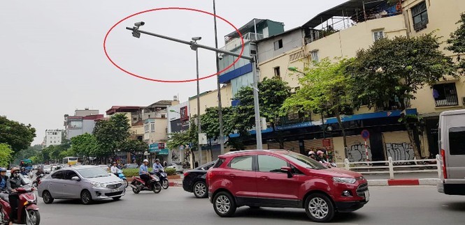 Ba camera lắp trên cùng một cần vươn tại ngã tư Nguyễn Thái Học - Cửa Nam. Ảnh Kiến Nghĩa