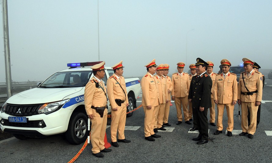Trung tướng Trần Quốc Tỏ - Thứ trưởng Bộ Công an kiểm tra công tác đảm bảo trật tự an toàn giao thông trên cao tốc.