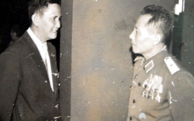 Ông Nguyễn Hữu Hạnh (trái) với tư cách Ủy viên Trung ương Mặt trận Tổ quốc Việt Nam năm 1976