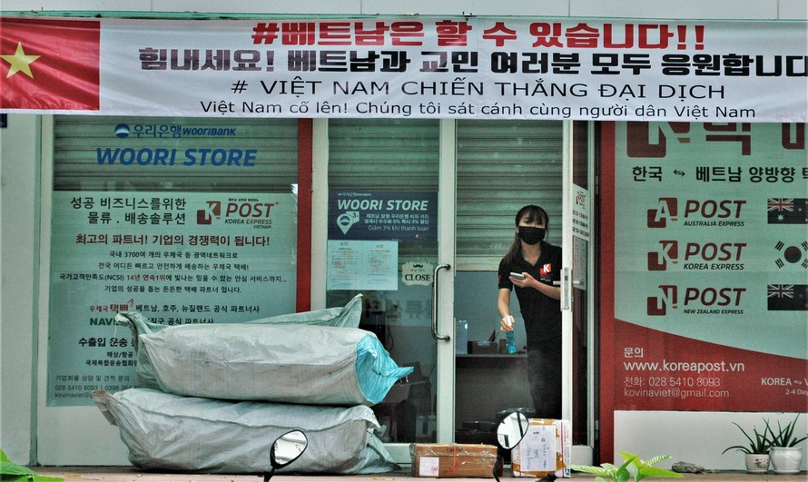 Một cửa hàng Hàn Quốc với khẩu hiểu: "Việt Nam chiến thắng đại dịch". Tất cả hàng hóa gửi tới đều được xịt khuẩn. 