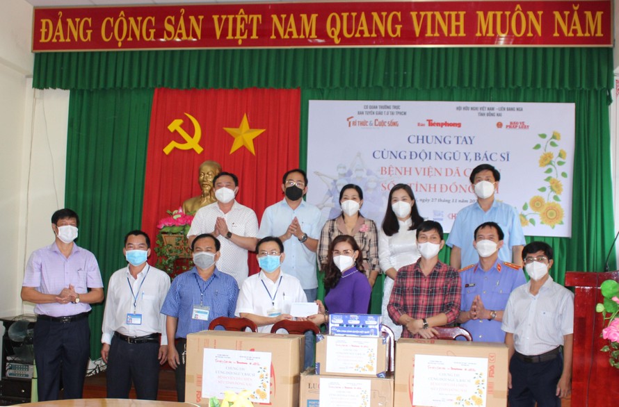 Tiếp sức các bác sĩ và người dân tỉnh Đồng Nai chống dịch COVID-19