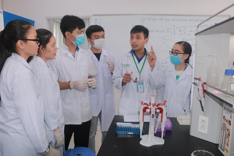 Sinh viên ngành Công nghệ sinh học trường HUFI thực tập trong phòng thí nghiệm.