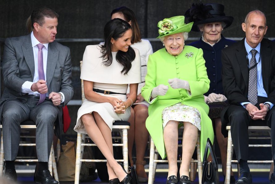 Ít ai biết thói quen sử dụng túi xách làm "công cụ truyền tin" tinh tế của Nữ hoàng Anh