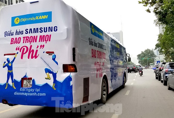 Xe quảng cáo cho một siêu thị điện máy trên đường phố Hà Nội