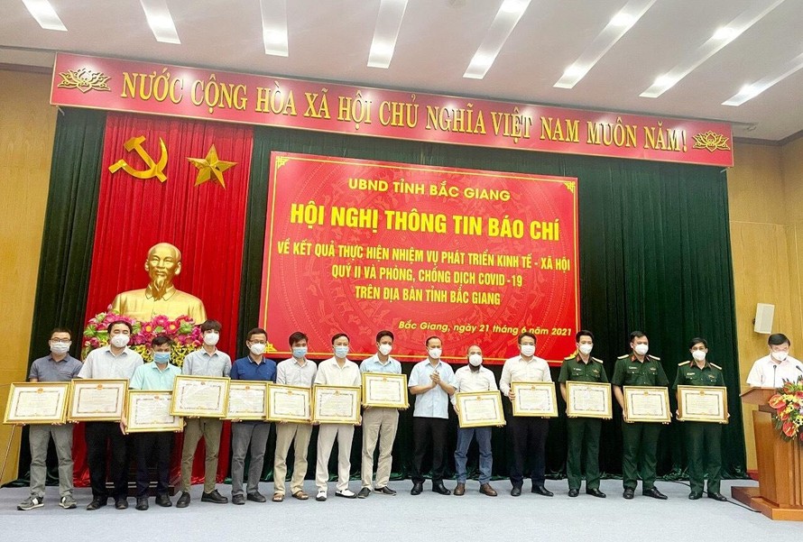 Ông Mai Sơn - Phó Chủ tịch Thường trực UBND tỉnh Bắc Giang trao tặng bằng khen cho các tập thể, cá nhân có đóng góp tích cực cho công tác phòng chống dịch tại tỉnh Bắc Giang thời gian qua.