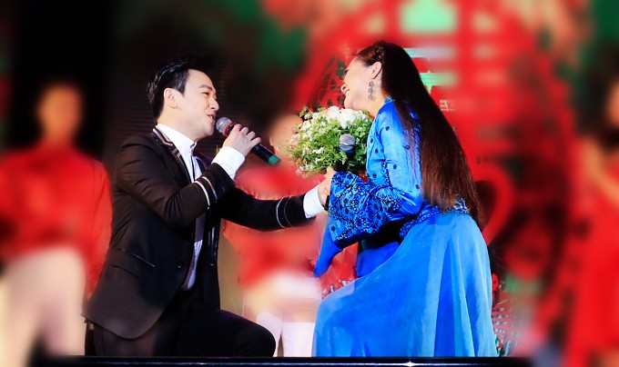 Ca sĩ Như Quỳnh được cầu hôn trên sân khấu