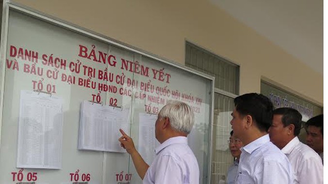 Đoàn giám sát công tác chuẩn bị bầu cử tại xã Lý Văn Lâm, thành phố Cà Mau.