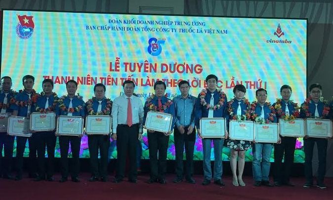 Ông Vũ Văn Cường – Bí Thư Đảng ủy, Chủ tịch HĐTV Vinataba (thứ 6 từ trái qua) chúc mừng ĐVTN tiêu biểu.