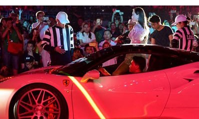 Hình ảnh Hồ Ngọc Hà bước ra từ siêu xe Ferrari 488 GTB trong liveshow của Noo Phước Thịnh. Ảnh: Zing.