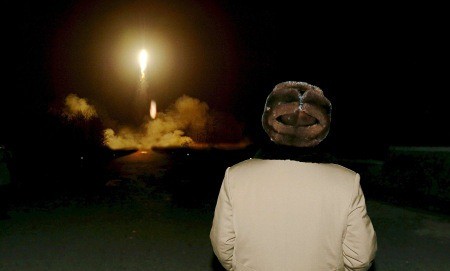Nhà lãnh đạo Kim Jong-un theo dõi một vụ phóng thử tên lửa. Ảnh: Reuters.