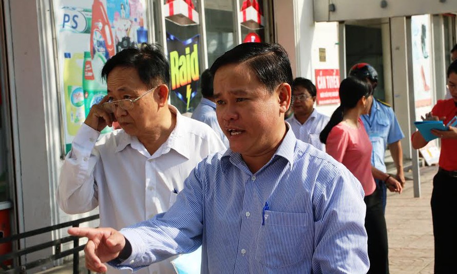 Phó Chủ tịch UBND quận Bình Tân (TPHCM), ông Nguyễn Gia Thái Bình xuống đường đòi lại vỉa hè.