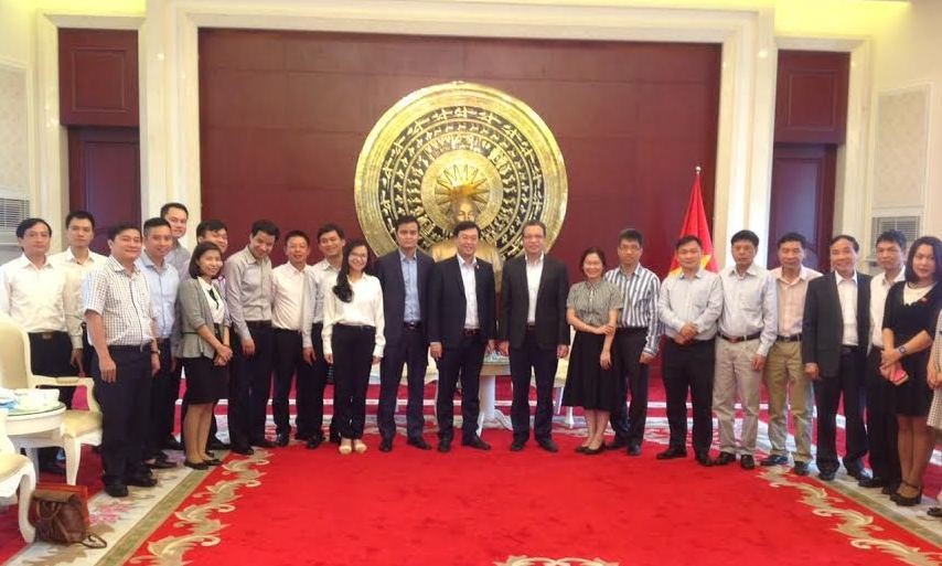 Đồng chí Lê Quốc Phong cùng đồng chí Đăng Minh Khôi chụp ảnh lưu niệm cùng các bạn lưu học sinh tại Trung Quốc.
