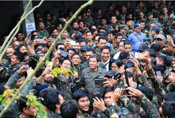 Tổng thống Philippines Duterte tới thăm quân đội ở Marawi tuần trước. Ảnh: AFP
