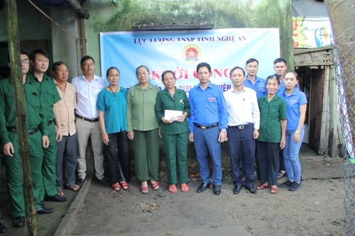 Anh Dương Hoàng Vũ trao số tiền hỗ trợ cho cựu TNXP Phạm Thị Việt.