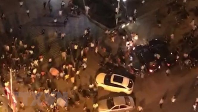 Hiện trường vụ xe ôtô lao vào đám đông trên quảng trường thị trấn Mishui thuộc thành phố Hành Dương, tỉnh Hồ Nam, Trung Quốc tối 12/9. (Nguồn: South China Morning Post/TTXVN)