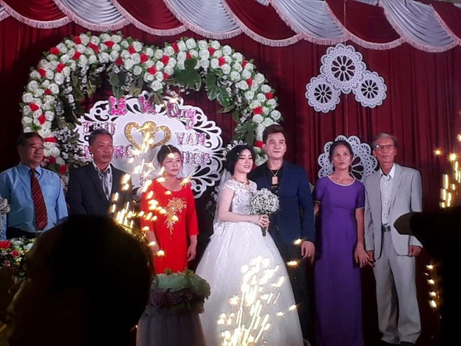 Hình ảnh hiếm hoi trong đám cưới của ca sĩ Lâm Chấn Huy.