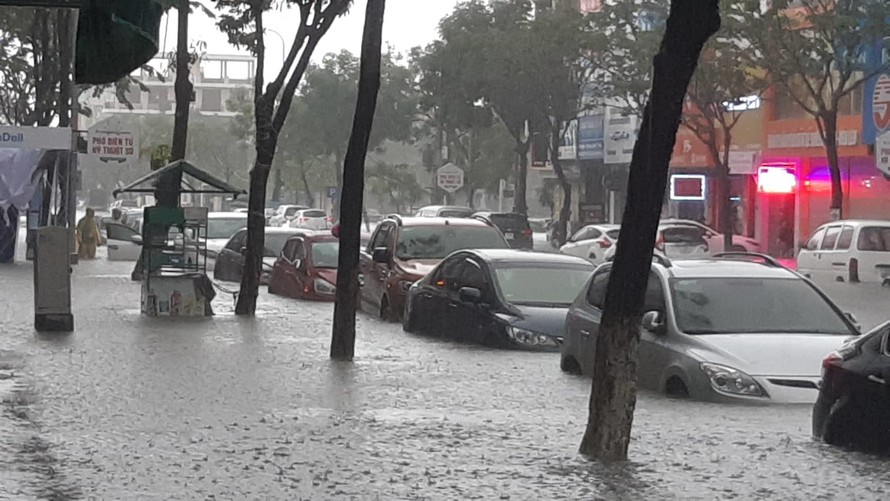 Đà Nẵng ngập trong biển nước sau cơn mưa lớn.