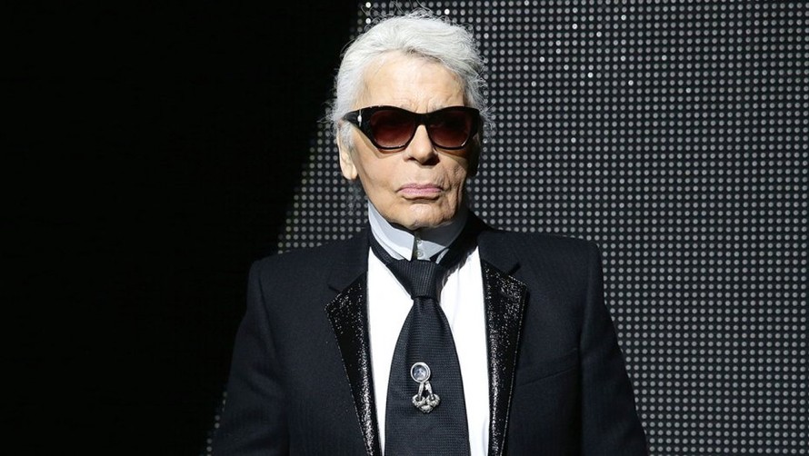 Lagerfeld luôn xuất hiện trong diện mạo mặc vest đen, đeo găng tay và kính râm.