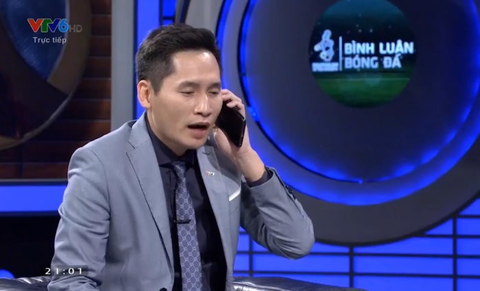 MC Quốc Khánh bị xem thiếu tế nhị khi giả gọi điện cho Văn Lâm sau sai lầm của Bùi Tiến Dũng. 