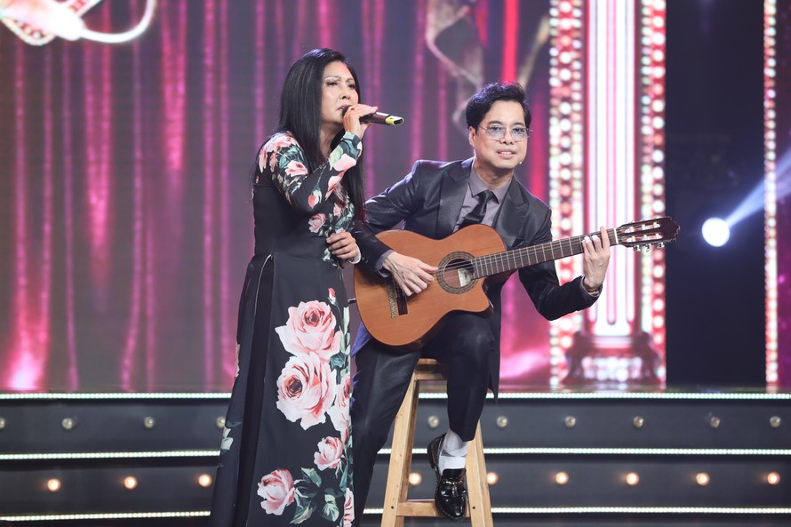 Ngọc Sơn đệm đàn cho danh ca Họa Mi hát ngay tại sân khấu Tuyệt đỉnh Bolero 2020