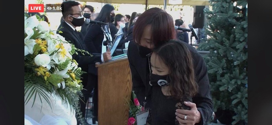Việt Hương bật khóc khi thấy hình ảnh con gái đứng trước linh cữu nghệ sĩ Chí Tài ở Mỹ