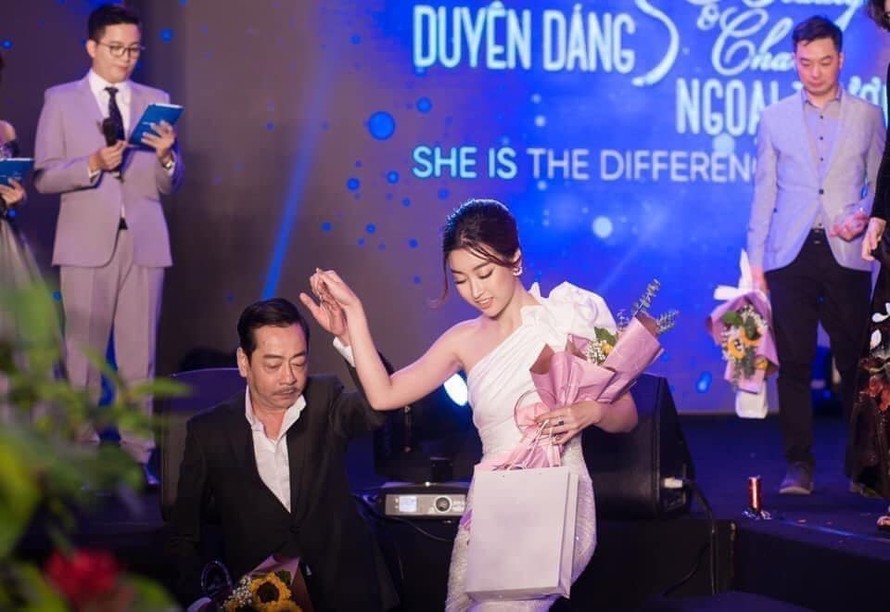 NSND Hoàng Dũng và Hoa hậu Đỗ Mỹ Linh trong cuộc thi Duyên dáng Ngoại thương khi cả hai được mời làm giám khảo. 