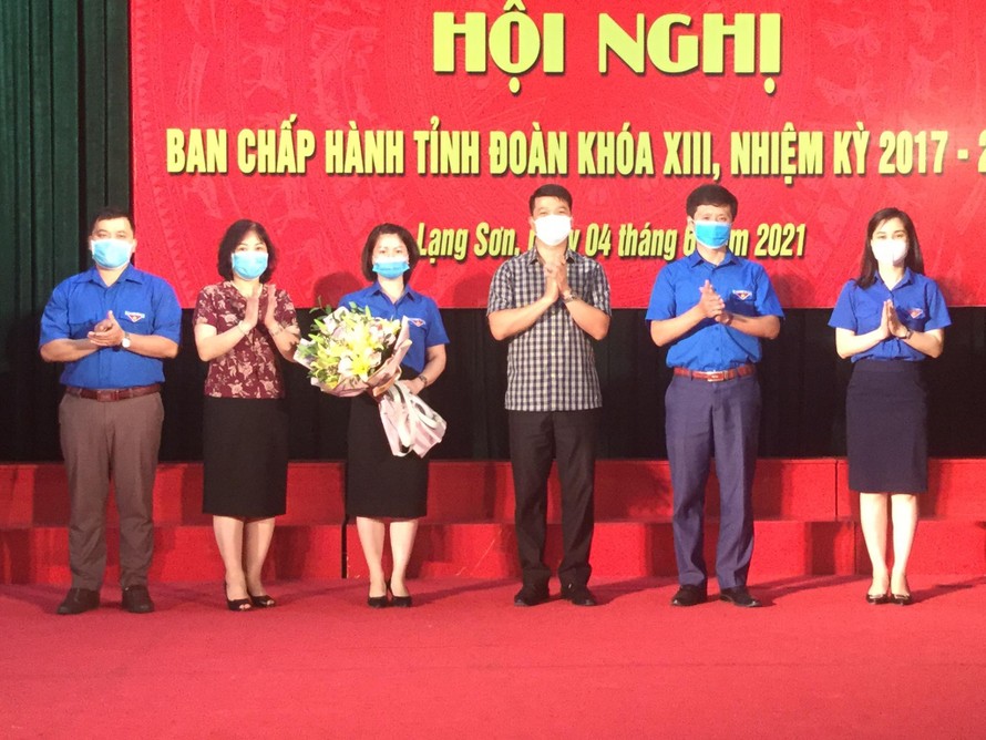 Đồng chí Lê Thùy Dung (giữa) nhận hoa chúc mừng của Thường trực tỉnh đoàn và lãnh đạo, sở, ngành Lạng Sơn. - Ảnh: Duy Chiến 