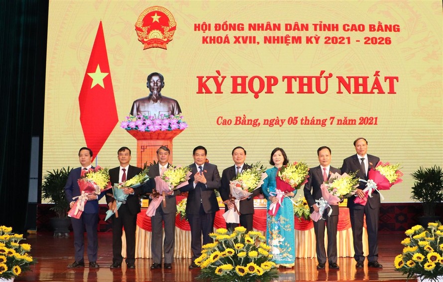 Lãnh đạo tỉnh Cao Bằng vừa được HĐND tỉnh bầu nhận hoa chúc mừng. Ảnh: TL