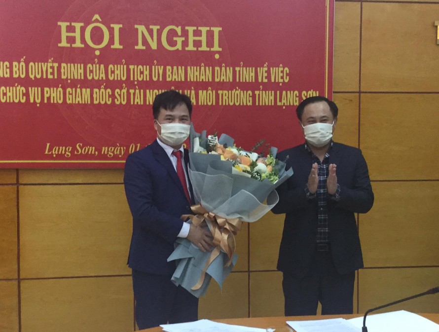 Ông Lương Trọng Quỳnh, Phó Chủ tịch UBND tỉnh Lạng Sơn (bìa phải) trao quyết định, tặng hoa cho tân Phó Giám đốc Sở TN & MT Nguyễn Hữu Trực -Ảnh: Duy Chiến 
