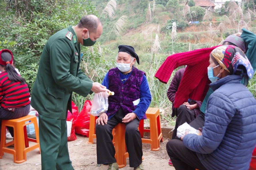 Bộ đội Biên phòng Lạng Sơn tặng quà, hỗ trợ người dân. Ảnh: Duy Chiến 