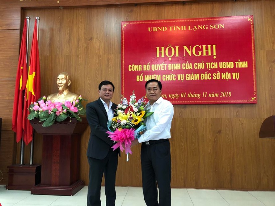 Ông Nguyễn Quốc Khánh (bìa trái) nhận hoa chúc mừng của lãnh đạo tỉnh *ảnh: V. Cường